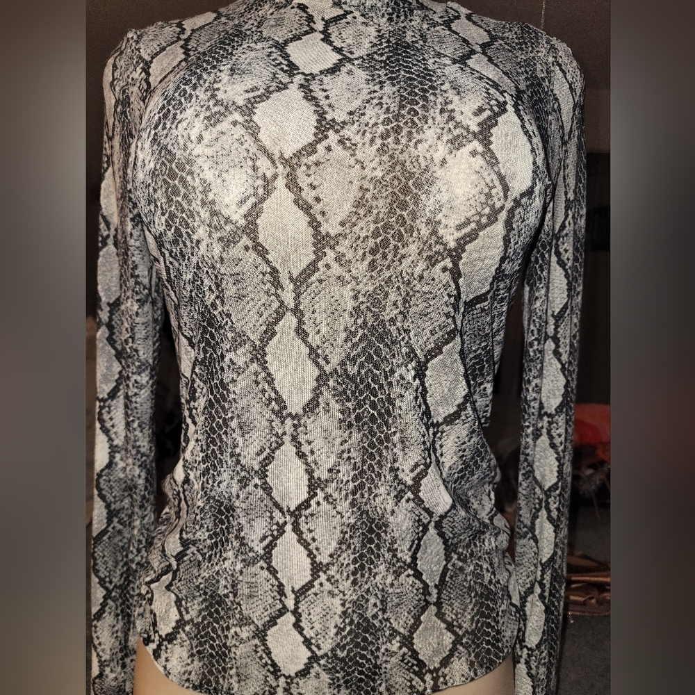 Eye Candy Monochrome Patterned Top Size M - Picture 6 of 9